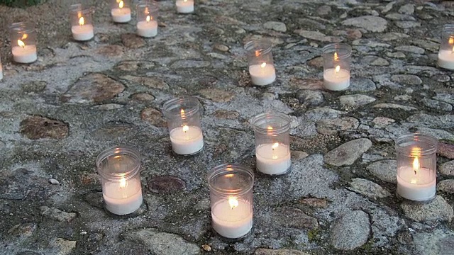 室外地面上点着蜡烛。从以上观点。西班牙,塞戈维亚视频下载