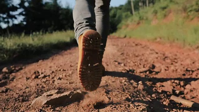 徒步旅行者在山间小径上跑步视频下载