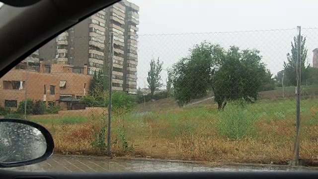水滴落在汽车后视镜的特写镜头。马德里,西班牙视频下载