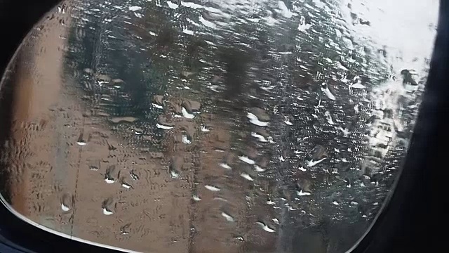 水滴落在汽车后视镜上。马德里,西班牙视频下载