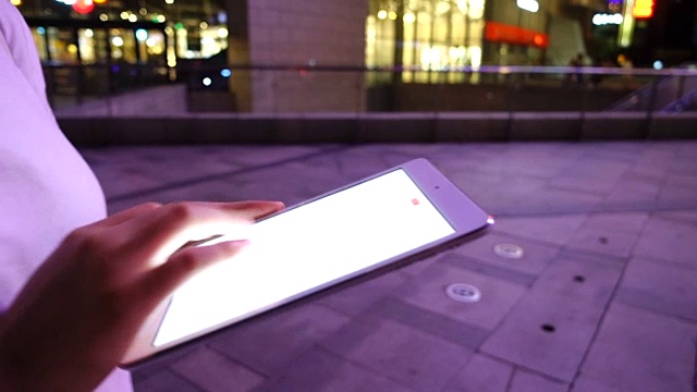 晚上在街上用平板电脑视频下载
