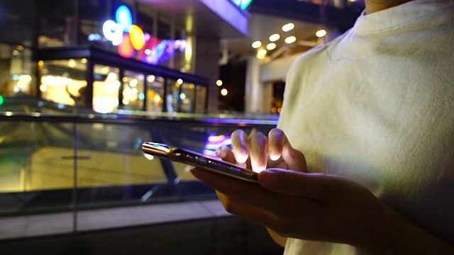 晚上在街上用手机的女人视频下载