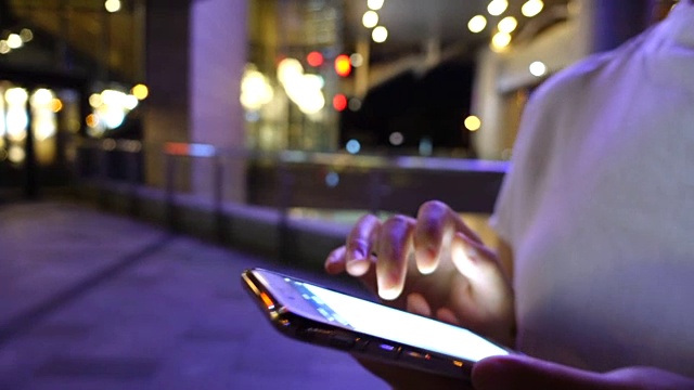 晚上在街上用手机的女人视频下载