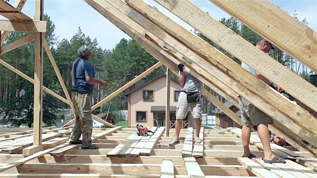 屋顶的构造。屋顶工人在屋顶上工作。视频下载