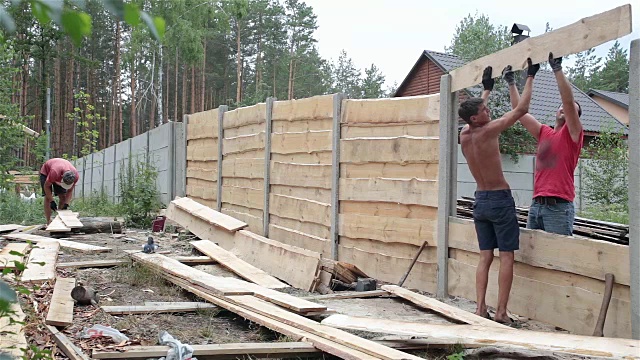 建筑工人做了一个木栅栏。视频下载