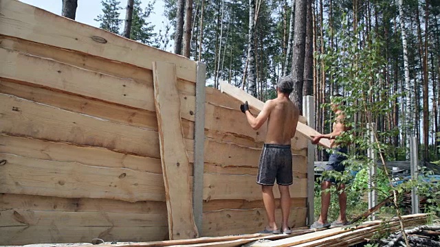 建筑工人做了一个木栅栏。视频下载
