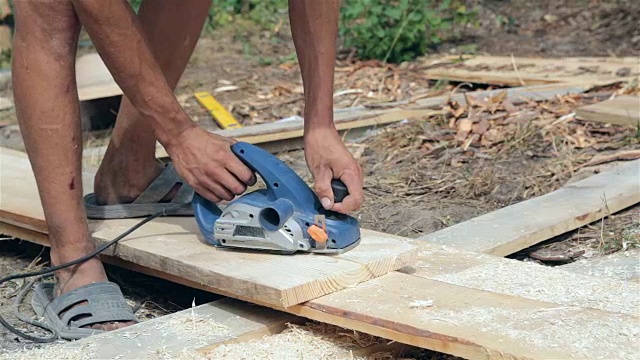 工人加工一块木板。视频下载