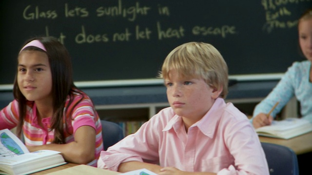 MS, PAN，小学生(10-13)坐在教室里，里士满，弗吉尼亚州，美国视频购买