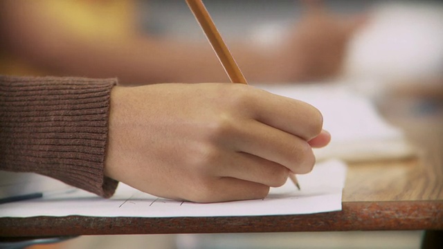 ECU，女孩(14-15)拿着铅笔在试卷上，里士满，弗吉尼亚州，美国视频下载