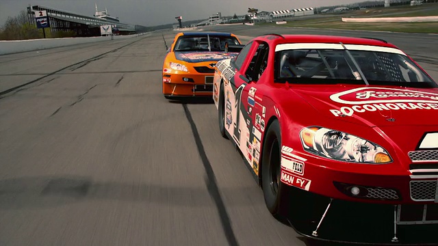 TS CU两辆赛车竞争第一名的位置沿着赛道和驾驶曲线/长池，宾夕法尼亚州，美国视频下载