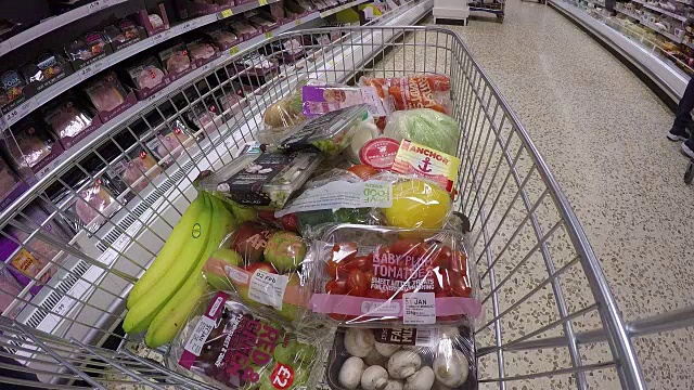 英国，各种各样的产品被添加到超市的购物车中。视频下载