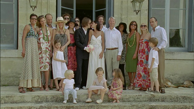 WS，刚结婚的夫妇与婚礼客人在户外的集体肖像，Chateau du Parc，圣费尔姆，法国视频素材
