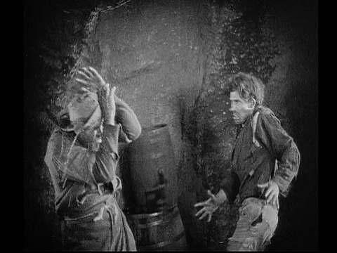 1926年，一名男子(丹尼·霍伊饰)偷偷靠近另一名男子(弗兰克·布朗利饰)，用陶罐打他的头视频素材