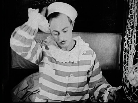 1925年，一名受惊的男子(西德尼·史密斯)从睡梦中醒来，用他的水手帽扇着自己，大口喘气。/美国加州洛杉矶县视频素材