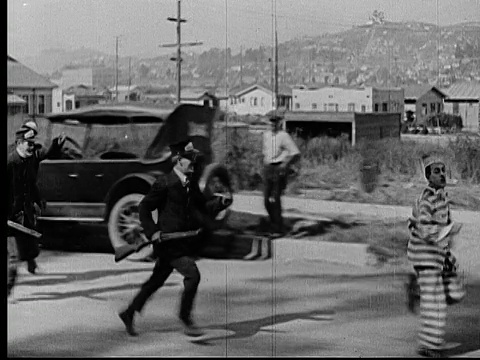 1925年，警察在美国加州洛杉矶县街头追捕囚犯视频下载