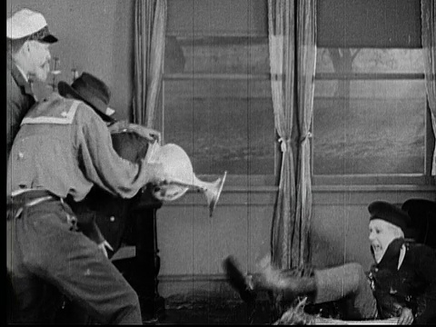 1925年，美国加州洛杉矶，一群男子奋力将奖杯从男子(安迪·克莱德)的头上拉下来，然后一名男子掉进了一桶水里视频素材