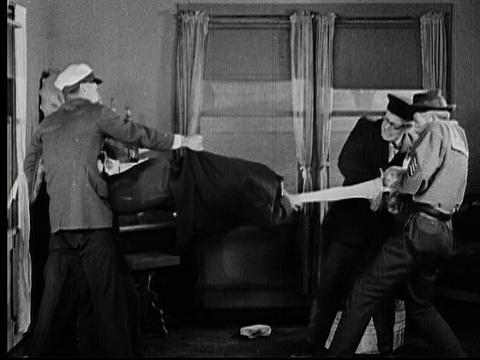 1925年，B/W MS一组男子挣扎着从男子(安迪·克莱德)的头上拉下奖杯并伸展他的脖子/美国加州洛杉矶县视频素材