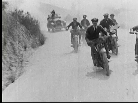 1925年，美国加利福尼亚州洛杉矶县，摩托车警察在蜿蜒的道路上行驶视频素材
