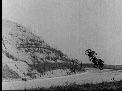1925年，美国加州洛杉矶，摩托车冲出悬崖并爆炸视频素材