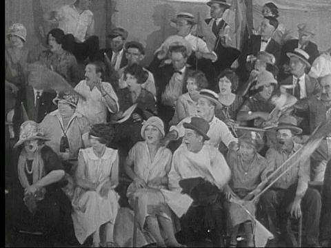 1926年，吓坏了人群从看台上跳下来，跑出马戏团帐篷视频下载