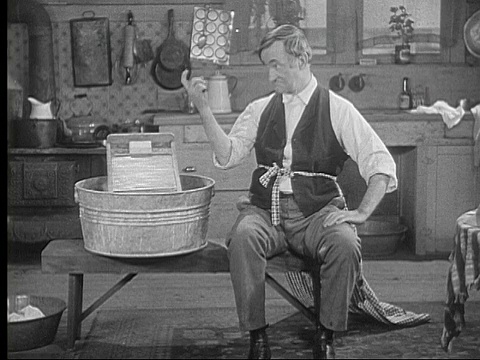 1924年，男子(查尔斯·默里)一个接一个地打三个孩子的屁股，把他们翻过他的膝盖，把他们的衣服拉起来，然后发现女孩没有穿内裤/美国视频素材