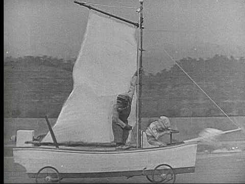 1924蒙太奇WS黑猩猩抓住由女孩(爱丽丝沃尔德伦)驾驶的帆船杆/男人们在大扇子前扔纸/黑猩猩失去了对杆/美国视频素材
