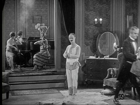 1926年，女侍者巴特勒从本·特平身上脱下长袍，本·特平在房间里伸展和跳舞，而女人们在弹奏乐器视频下载