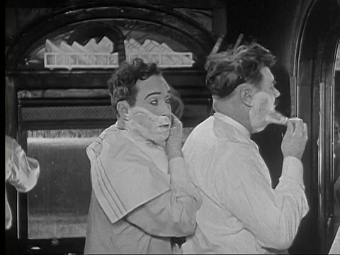 1924年，一名男子(哈里·兰登饰)在火车上用剃须刀刮胡子，然后撞到另一个在他前面刮胡子的人，不小心用剃须刀割伤了他视频素材
