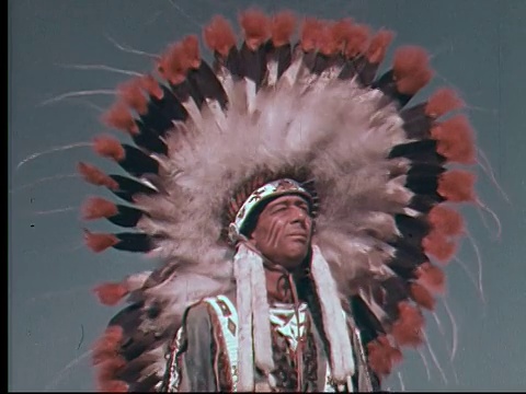 1955年蒙太奇MS CU印第安酋长戴着头饰/美国视频下载