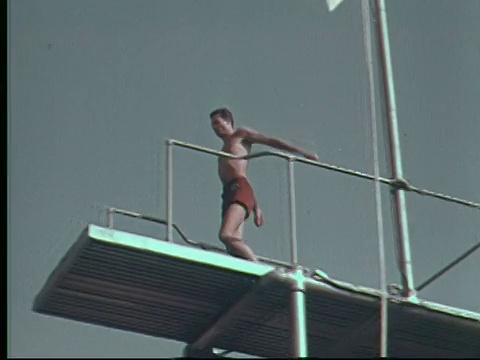 1955年洛杉矶女子跳水运动员从高台跳水入池视频下载