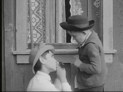 1913年，在美国，男孩们悄悄爬到窗户前视频素材