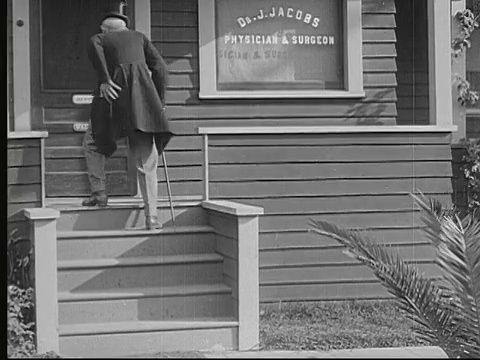 1913年，一位拄着拐杖走向医生的老人/美国视频下载
