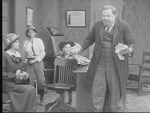 1913年B/W MS Man (Fatty Arbuckle)手被粘在了粘纸上/美国视频素材
