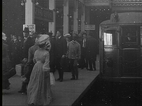 美国纽约，当火车驶离纽约时，男男女女站在中央车站的月台上视频素材