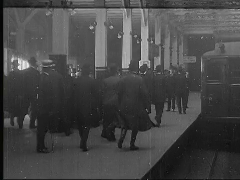 1904年，美国纽约，B/W TS WS高架火车进入中央车站，人们在散步视频素材