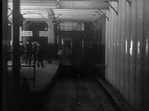 1904年，美国纽约，B/W TS WS高架列车进入中央车站视频素材