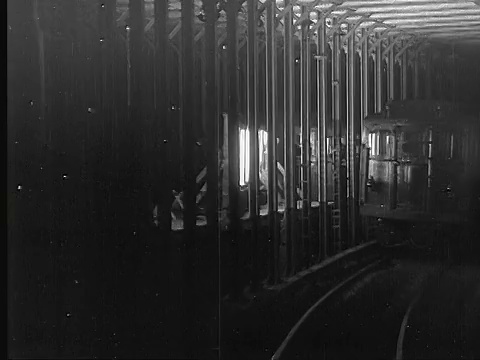 1904年B/W TS WS高架列车离开纽约中央车站，美国纽约视频素材