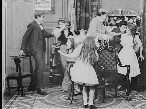 1909年，在女儿们(玛丽·皮克福德，格拉迪斯·伊根和阿黛尔·德加德)的注视下，窃贼(欧文·摩尔，安东尼·奥沙利文，赫伯特·普莱普)袭击了母亲(玛丽·伦纳德)，然后警察和父亲(大卫·迈尔斯)进入美国新泽西州的李堡视频下载