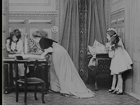 1909年，美国新泽西州李堡，母亲(玛丽·伦纳德)、大女儿(玛丽·皮克福德)和两个小女儿(格拉迪斯·伊根和阿黛尔·德加德)把自己关在房间里视频下载