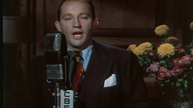 1949年，MS Bing Crosby看着相机，唱着“荡秋千在星星上”视频下载
