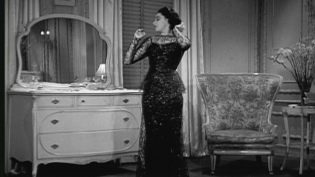 1937年，穿着晚礼服的妇女(伊莱恩·巴里)开始在镜子前脱衣服视频下载