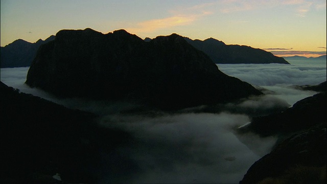 新西兰南岛峡湾国家公园，山脉和峡湾的日出视频素材