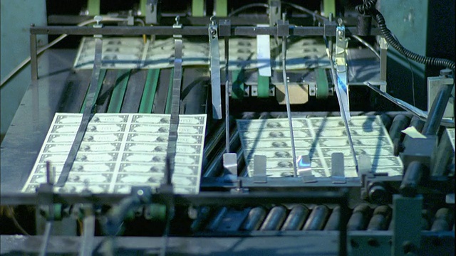 一美元钞票在传送带上快速移动，华盛顿特区，美国视频素材