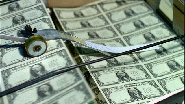 一美元钞票在传送带上快速移动，华盛顿特区，美国视频下载
