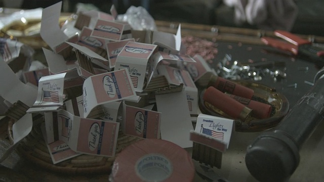 CU, PAN, R/F，自制武器和一堆火柴盒在咖啡桌上，斯塔顿岛，纽约市，美国纽约州视频素材