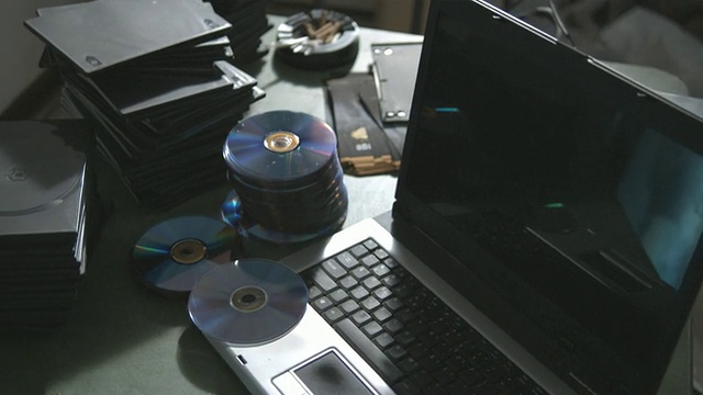 CU，摇摇晃晃，R/F，一堆cd旁边的笔记本电脑在咖啡桌上，斯塔顿岛，纽约市，美国纽约州视频素材