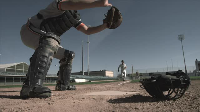 SLO MO LA WS棒球运动员滑进本垒作为接球手接住球和标签他/兰开斯特，加利福尼亚州，美国视频下载