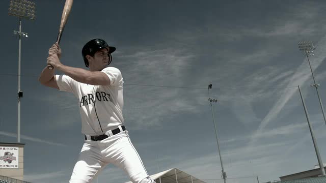 SLO MO MS棒球运动员打击和跑向一垒在体育场/兰卡斯特，加利福尼亚州，美国视频下载