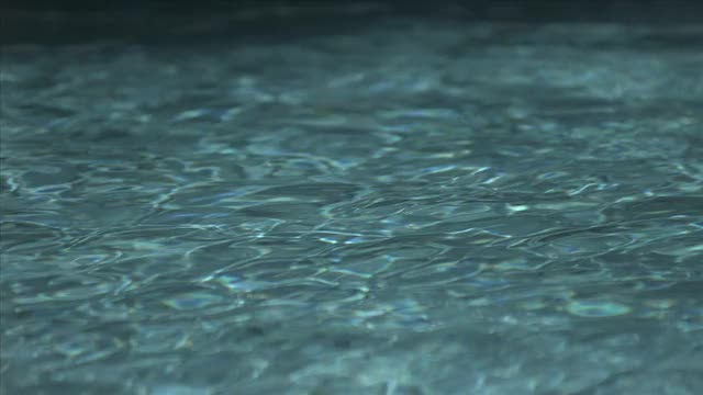 SLO MO CU水形态反映在游泳池/美国加州视频素材