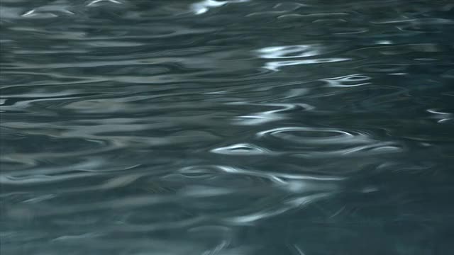 SLO MO CU水的模式反映在水池的降雨表面/美国加州视频素材
